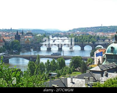 Blick vom Letna Park und dem Hanavský Pavilon auf die Prager Brücken und die Moldau. Die berühmte Karlsbrücke ist die zweite. Stockfoto