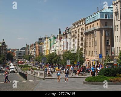 Der Wenzelsplatz (Vaclavske Namesti) in Prag ist ein breiter Platz mit Geschäften, Restaurants, Hotels und Geschäftsräumen im historischen Zentrum von Prag Stockfoto