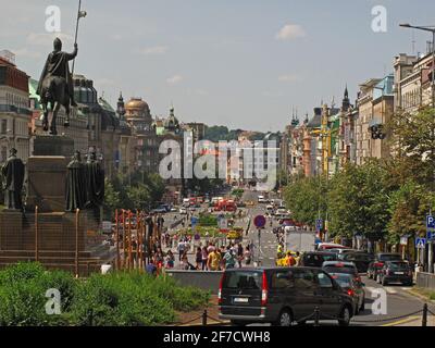 Der Wenzelsplatz (Vaclavske Namesti) in Prag ist ein breiter Platz mit Geschäften, Restaurants, Hotels und Geschäftsräumen im historischen Zentrum von Prag Stockfoto