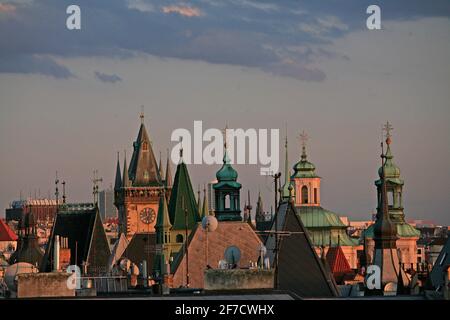 Blick von der Parizska Straße in Prag auf die Dächer und Türme, den Altstädter Ring, das Rathaus und die Nikolaikirche Stockfoto