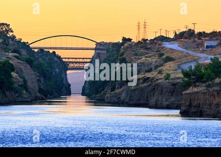 Der Korridor des Corinth-Kanals zwischen zwei Meeren in Griechenland im frühen Morgengrauen. Stockfoto