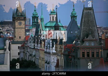 Blick von oben auf die Parizska Straße in Richtung der Dächer und Türme entlang der Straße, dem Altstädter Ring, dem Rathaus und der Nikolaikirche Stockfoto