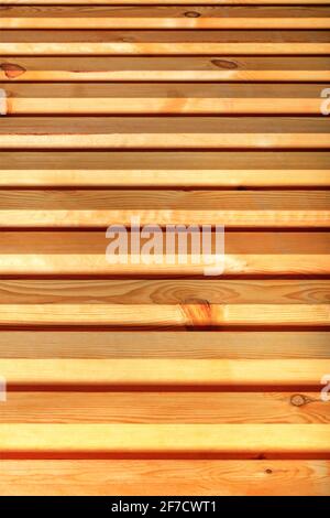 Horizontale Holzbohlen befinden sich nacheinander, von unten nach oben und gehen in die Perspektive und verschwimmen. Stockfoto