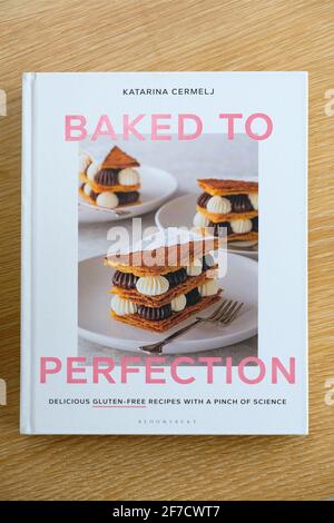 Perfekt gebacken, das Buch von Katarina Cermelj. Die Kuchen und Backrezepte sind alle glutenfrei in diesem ausgezeichneten Buch Stockfoto