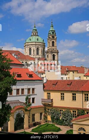 Panoramablick auf die St. Nikolaus-Kirche vom Vrtba-Garten (Vrtbovska Zahrada) über den Dächern der Kleinseite (Mala Strana) Stockfoto