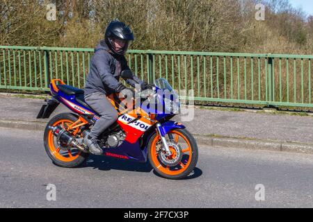 2005 Honda CBR 125 RS-5; Motorradfahrer; zweirädriger Transport, Motorräder, Fahrzeug auf britischen Straßen, Motorräder, Motorradfahrer, die in Manchester, Großbritannien fahren Stockfoto