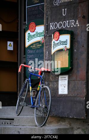 Fahren Sie am Eingang mit dem Fahrrad und über eine Treppe zum Restaurant U Kocoura (Katze) auf dem Malostranske Namesti-Platz. Prager Mala Strana Stockfoto