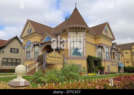 Salinas, CA / USA - 5. April 2021: Der Geburtsort und die Kindheit des Schriftstellers John Steinbeck wird tagsüber aus der Außenansicht gezeigt. Stockfoto