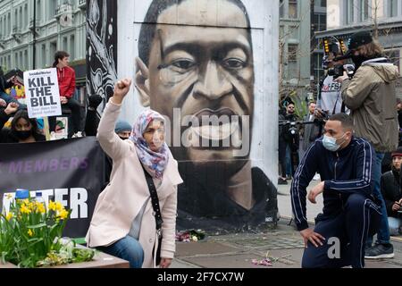 Töten Sie den Bill Protest Manchester, Großbritannien während der nationalen Sperre in England. Demonstrator vor einer George Floyd Street Art im Northern Quarter Stockfoto