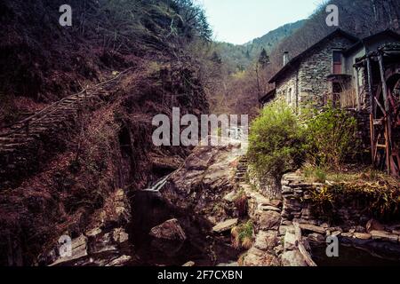 Blick auf eine alte Steinmühle in einem engen Tal in der Nähe des Dorfes Intragna, Centovalli, Schweiz Stockfoto