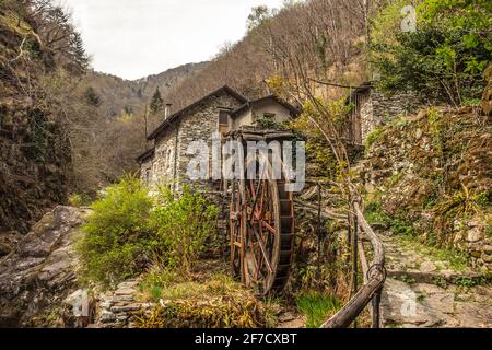 Blick auf eine alte Steinmühle in einem engen Tal in der Nähe des Dorfes Intragna, Centovalli, Schweiz Stockfoto