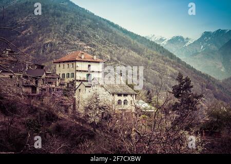 Panoramablick auf das Dorf Intragna, in den Schweizer Bergen, Centovalli Region, Tessin, Schweiz Stockfoto