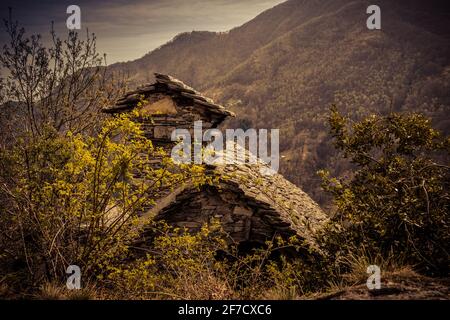 Blick auf eine alte Steinmühle in einem engen Tal in der Nähe des Dorfes Intragna, Centovalli, Schweiz Stockfoto