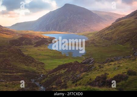 Dramatische Landschaft blick auf Cwm Idwal in den Gyderau-Bergen des Snowdonia National Park in Nord-Wales bei Sonnenuntergang oder Sonnenaufgang. Stockfoto
