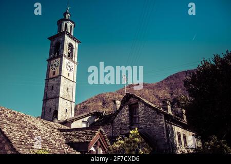 Panoramablick auf das Dorf Intragna, in den Schweizer Bergen, Centovalli Region, Tessin, Schweiz Stockfoto