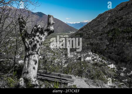 Panoramablick auf das Dorf Intragna, in den Schweizer Bergen, Centovalli Region, Tessin, Schweiz Stockfoto