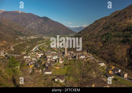 Panoramablick auf das Dorf Intragna, in den Schweizer Bergen, Centovalli Region, Tessin, Schweiz Stockfoto