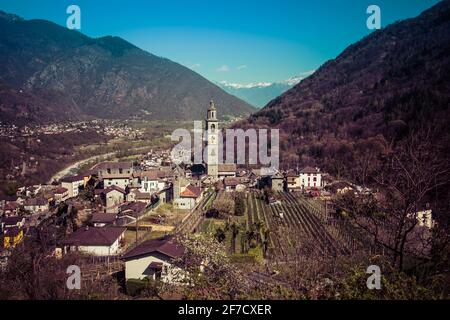 Panoramablick auf das Dorf Intragna, in den Schweizer Bergen, Centovalli Region, Tessin, Schweiz Stockfoto