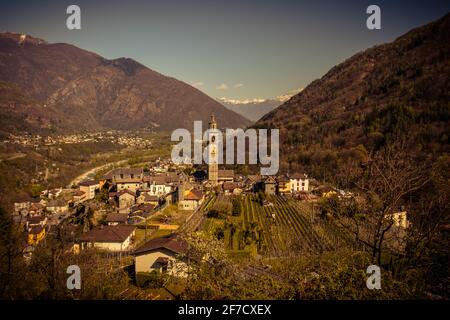 Panoramablick auf das Dorf Intragna, in den Schweizer Bergen, Centovalli Region, Tessin, Schweiz Stockfoto