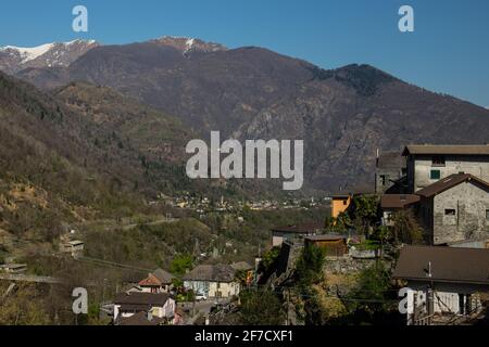 Panoramablick auf das Dorf Intragna, in den Schweizer Bergen, Centovalli Region, Tessin, Schweiz Stockfoto