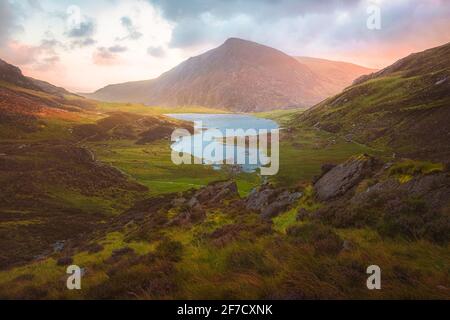 Dramatische Landschaft blick auf Cwm Idwal in den Gyderau-Bergen des Snowdonia National Park in Nord-Wales bei Sonnenuntergang oder Sonnenaufgang. Stockfoto