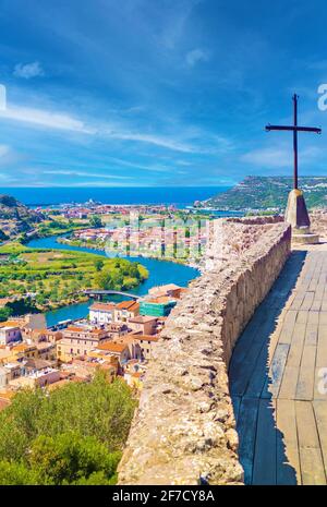 Bosa (Sardinien, Italien) - EIN Blick auf die touristische und charmante bunte Altstadt an der Meeresküste von Oristano, einer der schönsten auf Sardegna Stockfoto