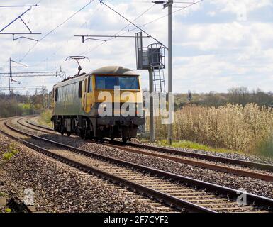 Die Freightliner E-Lokomotive der Klasse 90 90042 passiert Northampton auf dem Weg nach Crewe mit einer leichten Lok Stockfoto