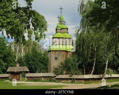 Holzkirche im Freilichtmuseum Pyrohovo Museum für Volksarchitektur in Kiew, Ukraine Stockfoto