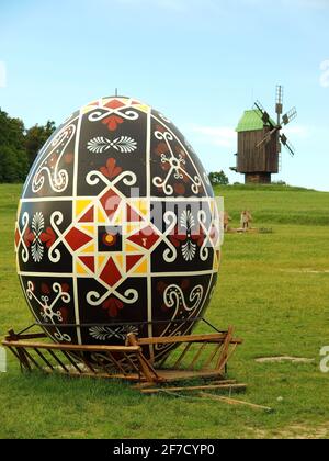Ausstellung von ornamentalen Ostereiern im Pyrohovo-Freilichtmuseum für Volksarchitektur in Kiew, Ukraine. Orthodoxes Ostern. Stockfoto