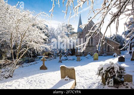 Winter in den Cotswolds Dezember 2017 - Schnee in der Kirche St. John the Baptist, Edge, Gloucestershire UK Stockfoto