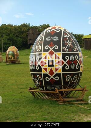 Ausstellung von ornamentalen Ostereiern im Pyrohovo-Freilichtmuseum für Volksarchitektur in Kiew, Ukraine. Orthodoxes Ostern. Stockfoto