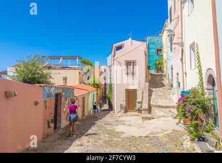 Bosa (Sardinien, Italien) - EIN Blick auf die touristische und charmante bunte Altstadt an der Meeresküste von Oristano, einer der schönsten auf Sardegna Stockfoto