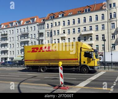 Berlin, Deutschland. März 2021. Ein LKW mit der Aufschrift DHL des Paketdienstes der 'Deutschen Post DHL Group'. Quelle: Alexandra Schuler/dpa/Alamy Live News Stockfoto