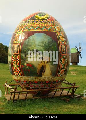 Ausstellung von ornamentalen Ostereiern im Pyrohovo-Freilichtmuseum für Volksarchitektur in Kiew, Ukraine. Orthodoxes Ostern. Stockfoto