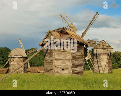 Pyrohovo Freilichtmuseum für Volksarchitektur Windmühle, Ukraine Stockfoto