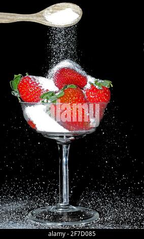 Erdbeeren mit Zucker auf Glas Stockfoto