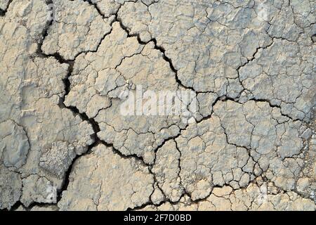 Oberhalb Ansicht von rissigen Boden trockene Textur. Konzept des kargen Bodens und des Klimawandels. Stockfoto