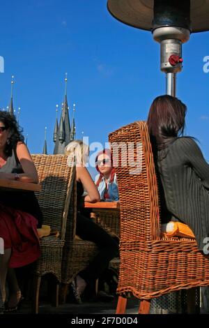 Auf der Dachterrasse des Restaurants U Prince über dem Alten Rathaus, der Tyn-Kirche und dem Altstädter Ring von Prag. Stockfoto