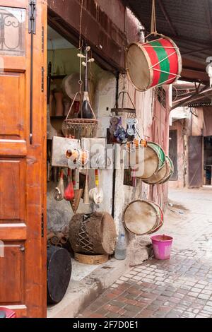 Musikinstrumente in Souk Kimakhine in Marrakesch, Marokko Stockfoto