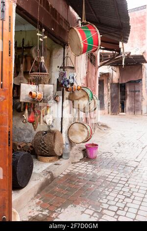 Musikinstrumente in Souk Kimakhine in Marrakesch, Marokko Stockfoto