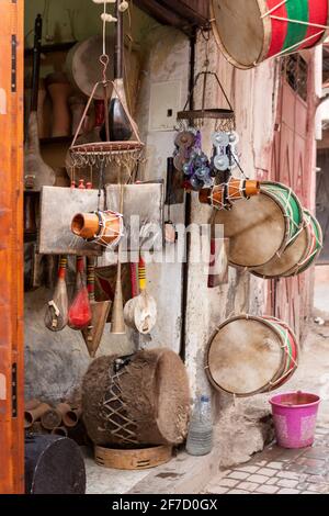 Musikinstrumente in Souk Kimakhine in Marrakesch, Marokko Stockfoto