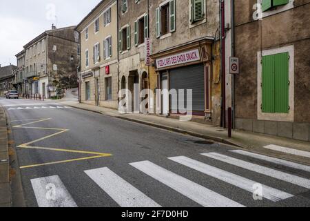 Geschlossenes Geschäft in einer leeren Straße, Viviers, Ardeche, Frankreich Stockfoto