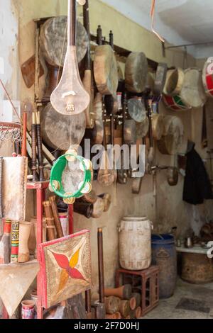 Musikinstrumente in Souk Kimakhine in Marrakesch, Marokko Stockfoto