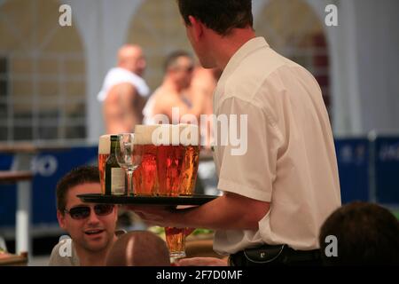 Eine gewöhnliche Sehenswürdigkeit in Prag. Kellner mit vollen Biergläsern Stockfoto