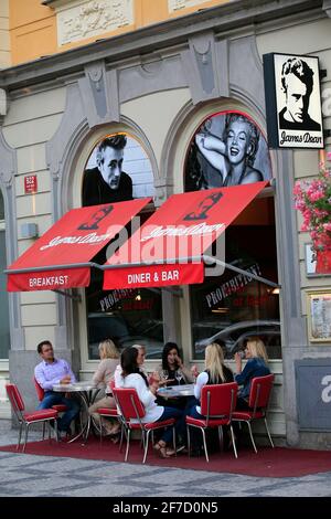 Kunden, die am Tisch sitzen James Dean Café an der Ecke der Dlouha Straße der Prager Innenstadt. Stockfoto