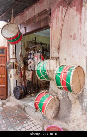 Musikinstrumente in Souk Kimakhine in Marrakesch, Marokko Stockfoto