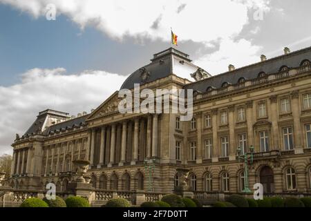 Brüssel - Belgien - 03. April 2021 : der Königspalast von Brüssel befindet sich am Place des Palais. Geboren aus der Vereinigung von vier Villen in der e gebaut Stockfoto