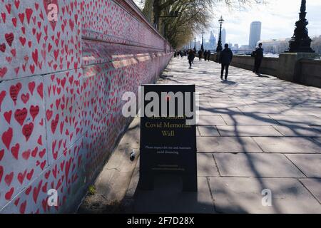 London, Großbritannien - April 2021. Die National Covid Memorial Wall. Fast 150,000 Herzen werden von Freiwilligen gemalt, eines für jedes Covid-19-Opfer im Vereinigten Königreich Stockfoto