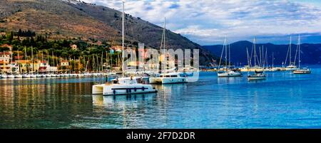 Griechenland, Ionische Insel Kefalonia (Cefalonia). Malerisches Dorf Agia Efimia mit Segelbooten bei Sonnenuntergang. Juni 2017 Stockfoto