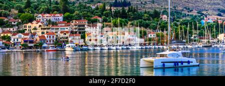 Griechenland Reisen. Katamaran Segelboote Kreuzfahrten. Kefalonia Ionische Insel, Agia Efiia Dorf. juni 2017 Stockfoto